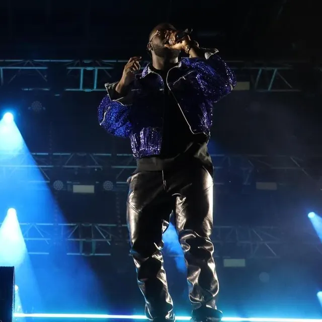 photo le rappeur dinos enflamme son public, ce dernier connaît ses morceaux sur les bouts des doigts  ©  archives ouest-france