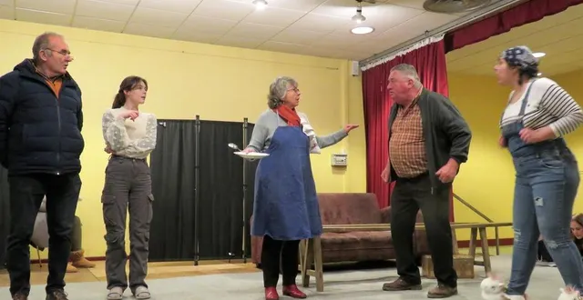 photo  une dizaine de comédiens participent à la comédie « ferme tabouche ». ici lors d’une répétition en février.  &copy;  ouest-france 