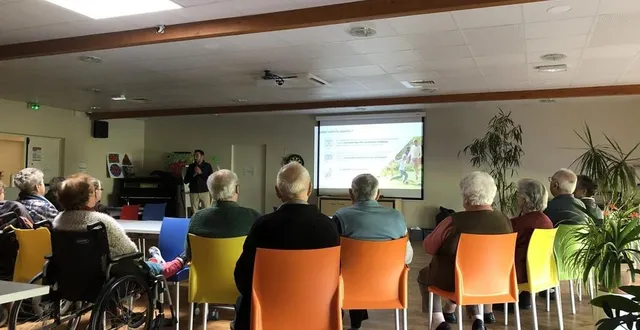 photo  le représentant d’axa a expliqué les principes de la mutuelle communale aux personnes présentes à la réunion publique d’information.  &copy;  ouest-france 