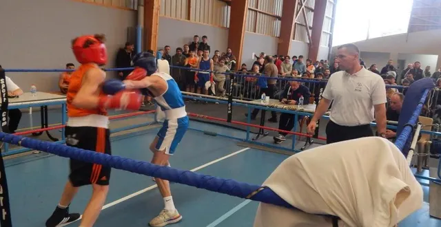 photo  d’une minute à une minute et trente secondes, les jeunes boxeurs en herbe ont évolué avec beaucoup de fair-play.  &copy;  le maine libre 