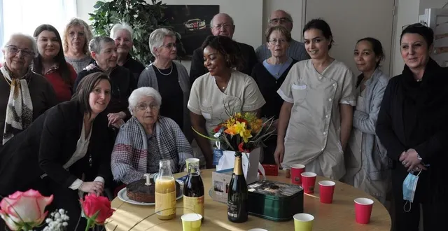 photo  monique blin entourée des siens et du personnel de la résidence le monthéard.  &copy;  le maine libre 