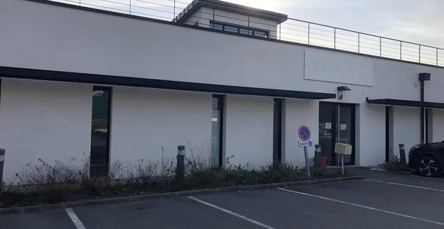 photo  fermé depuis le mercredi 1er mars 2023, l’enseigne de magic form a déjà été retirée de la façade. le bâtiment est en vente.  &copy;  ouest-france 