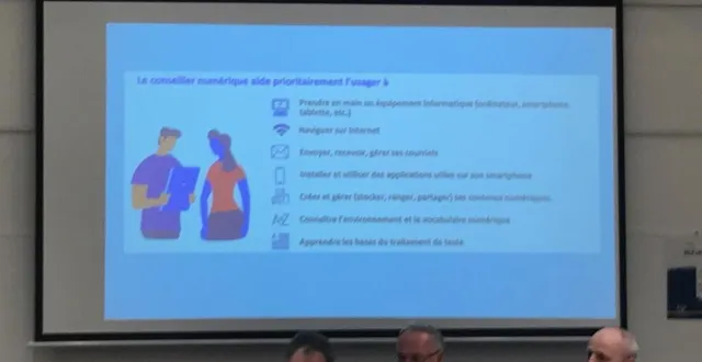 photo  sylvain launay présente les fonctions du bus numérique.  &copy;  ouest-france 