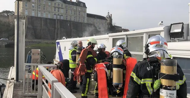 photo  14 h 08, jeudi 2 mars 2023 : les pompiers débarquent sur le ponton du sablésien ii où ils apprennent qu’une explosion s’est produite à bord.  &copy;  ouest-france 