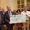 photo  les administrateurs du crédit agricole ont remis le chèque à françois montambault en présence de pierre chivard, le maire. 