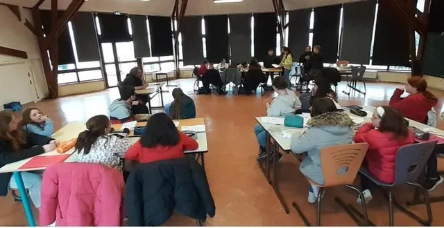 photo  les collégiens ont d’abord écrit des scénarios pour le tournage d’un court-métrage.  &copy;  eric leray 