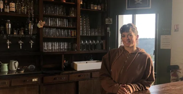 photo  morgane jourdan, cogérante de l’établissement le café du caillou à saint-philibert-sur orne, sur le circuit de la roche d’oëtre (orne), avec son compagnon, benoît rouas, rouvrent le vendredi 3 mars 2023.  &copy;  ouest-france 