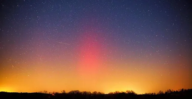 photo  lundi 27 février, aurélien breau a photographié des aurores boréales (ici le panache de couleur rose) dans le ciel de durtal.  &copy;  aurélien breau 