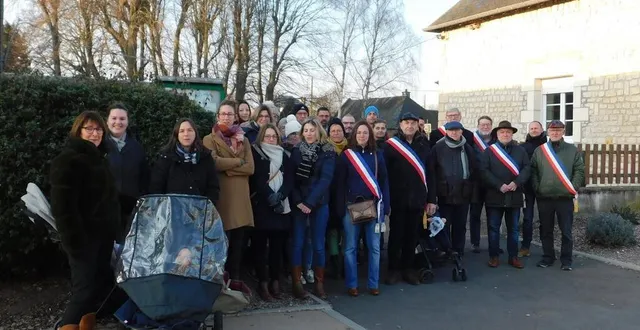 photo  ils ont symboliquement bloqué l’école quelques instants pour dénoncer le projet de fermeture d’une classe à la rentrée 2023.  &copy;  mairie d’écouché 