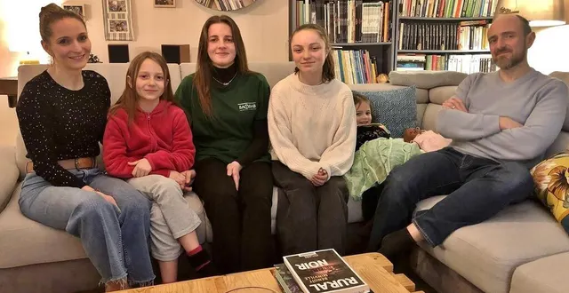 photo  chloé (la plus grande au centre) est accueillie par la famille champroux composée d’hélène, manuel et leurs trois filles : apolline, 9 ans, noéline, 14 ans, et célestine, 4 ans.  &copy;  ouest-france 