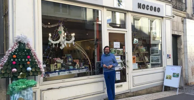 photo  laurent sutter devant la galerie nocogo, rue nationale à la chartre-sur-le-loir.  &copy;  archives 
