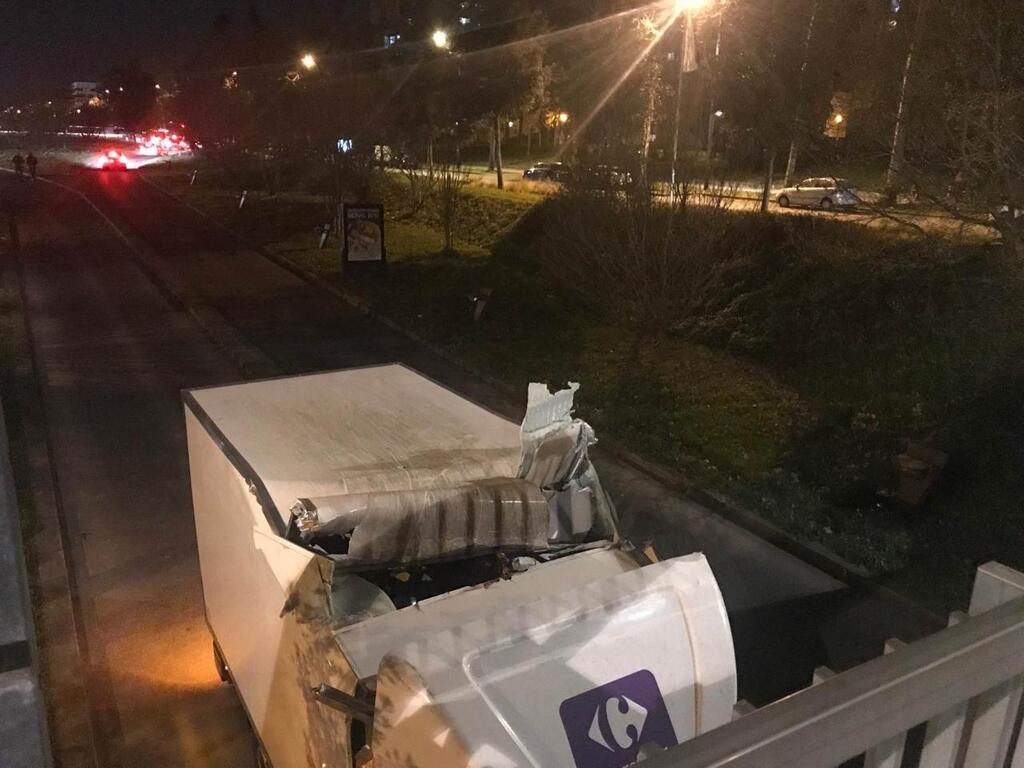 Un camion de location s’encastre sous le pont d’Alma à Rennes Vitré