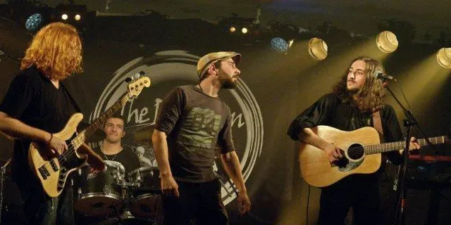 photo  influencés par le rock des années 1970, the dolls men recréent, dans leur musique, l’atmosphère de ces années pendant lesquelles l’expérimentation musicale était la reine. aucun de ces amis collégiens, avec leurs 30 printemps, n’était encore né, en ce temps-là.  &copy;  dr 