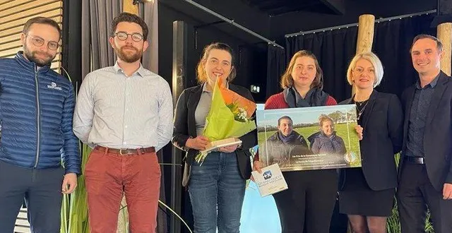 photo  alexandre plou (conseiller agriculture), thomas mercier (conseiller entreprise), ghislaine bodard-soudée et gabrielle lambert (ferme de l’aiguillonnière à sablé-sur-sarthe), mélanie vilboux (directrice du marché des professionnels et de l’agriculture), jérôme rimbaud (directeur du centre d’affaires agriculture).  &copy;  ouest-france 
