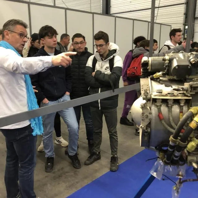 photo le formateur laurent challine discute avec les jeunes visiteurs, très attentifs, devant l'épreuve de maintenance aéronautique.  ©  ouest-france