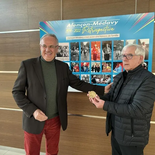 photo christophe de balorre, président du conseil départemental de l’orne, a remis une médaille à pierre vannier, organisateur de la course alençon – médavy.  ©  ouest-france