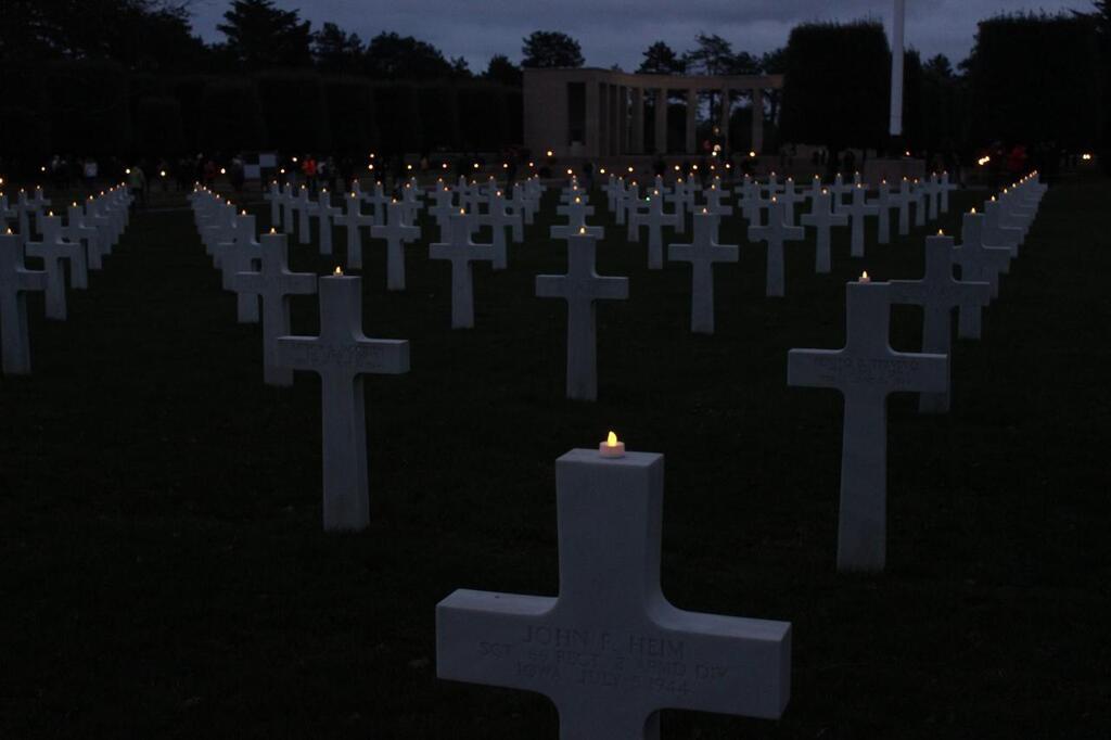 EN IMAGES. 9 389 bougies illuminent les sépultures américaines du cimetière  d'Omaha Beach