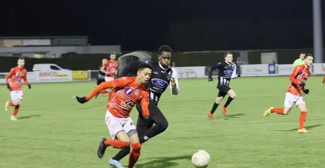 photo  la vitesse des flériens de kévin gardil (maillot rouge) a mis au supplice la défense argentanaise de stanislas mbemba (maillot noir).  &copy;  ouest-france 