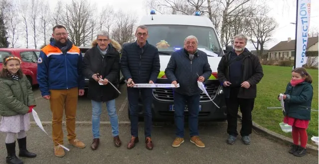 photo  la protection civile de l’antonnière a inauguré son nouveau véhicule tout usage destiné à transporter le matériel.  &copy;  le maine libre 