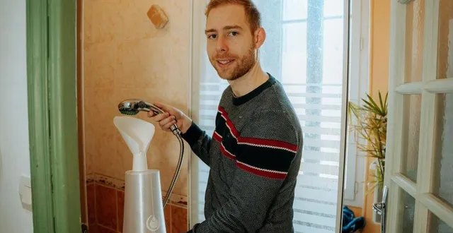 photo  le mans, le 13 février 2023. le récupérateur de tony lemonnier ressemblera à cet objet, mais sera transparent. l’eau peut être réutilisée aussi bien pour faire cuire des pâtes que pour arroser les plantes.  &copy;  le maine libre – adèle jamonneau 