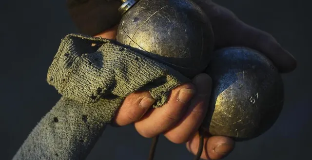 photo  avec les beaux jours, les concours de pétanque reprennent. aujourd’hui, pour ceux qui veulent jouer, direction malicorne-sur-sarthe.  &copy;  archives le maine libre – denis lambert 