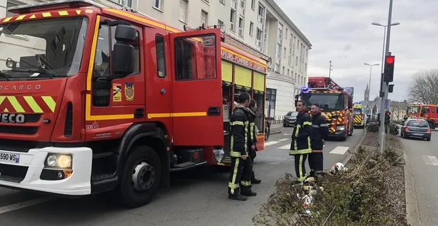 photo  une vingtaine de pompiers ont circonscrit l’incendie et porté secours à l’une des locataires gravement blessée.  &copy;  ouest-france 