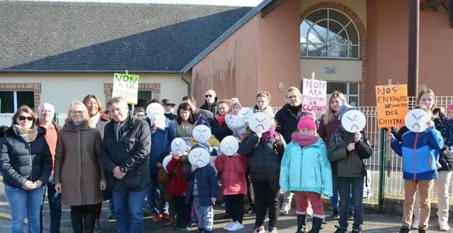 photo  jeudi après-midi, à la fin des cours, élus et parents d’élèves se sont mobilisés contre le projet de fermeture d’une classe à la rentrée de septembre.  &copy;  ouest-france 