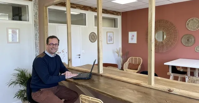 photo  antoine de stoppeleire dans la salle de travail partagé des apidés, à la haye, à briouze (orne).  &copy;  ouest-france 
