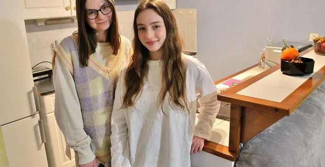 photo  macha, 25 ans, et lisa, 18 ans, dans leur appartement à sablé-sur-sarthe, en février 2023.  &copy;  ouest-france 