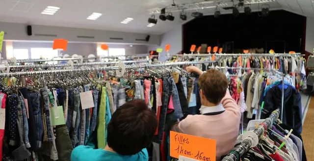 photo  la bourse aux vêtements se tient dans la salle des fêtes de solesmes.  &copy;  archives ouest-france 