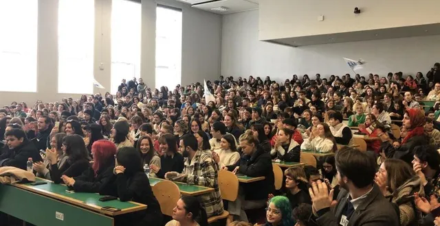 photo  l’amphithéâtre a de la fac de lettres était plein comme un œuf pour écouter le député lfi louis boyard, juste avant l’assemblée générale.  &copy;  co 