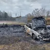 photo il ne restait plus rien, ce lundi 6 mars en matinée, du petit chalet communal installé près du terrain de tennis de courdemanche. quant à l’audi volée, elle n’était plus qu’une carcasse noircie par les flammes.