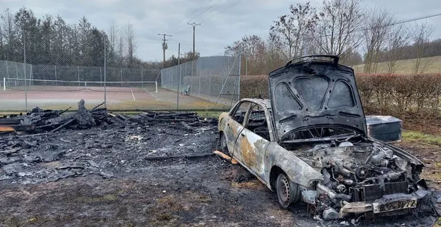 photo  il ne restait plus rien, ce lundi 6 mars en matinée, du petit chalet communal installé près du terrain de tennis de courdemanche. quant à l’audi volée, elle n’était plus qu’une carcasse noircie par les flammes.  &copy;  le maine libre 