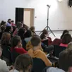 photo  quatre classes de primaire (ce1, ce2, cm1 et cm2) ont écouté les contes de sylvie moulin-brillant dans la salle communale, vendredi. 