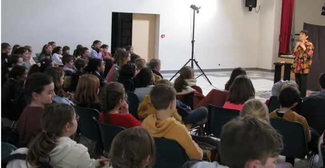 photo  quatre classes de primaire (ce1, ce2, cm1 et cm2) ont écouté les contes de sylvie moulin-brillant dans la salle communale, vendredi.  &copy;  ouest-france 