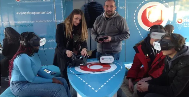 photo  charlène sauvage et anthony gérard assistaient les élèves dans leur utilisation des casques en réalité virtuelle.  &copy;  le maine libre 