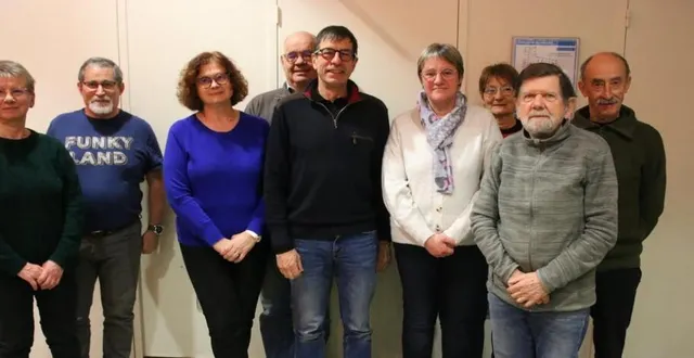 photo  bertrand linquette (au centre) cède sa place de coordinateur du comité du téléthon à isabelle renée (à sa gauche).  &copy;  ouest-france 
