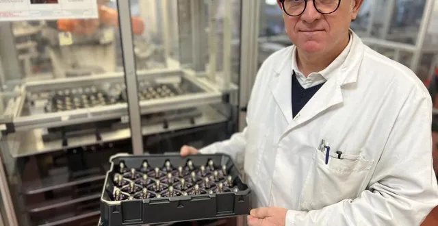 photo  stève fablet est le directeur des opérations chez augros cosmetic, entreprise fabriquant des bouchons.  &copy;  ouest-france 