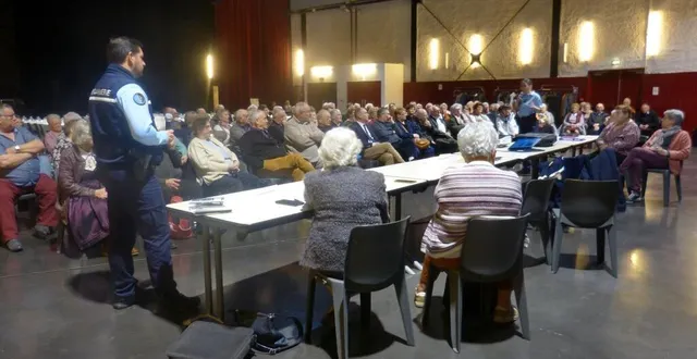 photo  l’intervention de la gendarmerie sur les arnaques a été très suivie par les participants  &copy;  le maine libre 