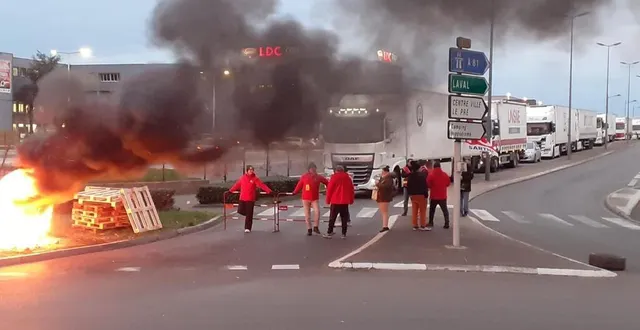 photo  le 7 mars 2023, l’intersyndicale tracte au rond-point de ldc. le trafic est perturbé.  &copy;  le maine libre 
