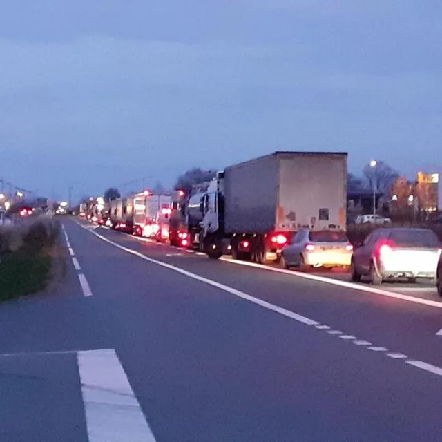 photo en venant de la flèche, le ralentissement vers sablé s’est intensifié entre 7 heures et 8 heures, jusqu’à devenir blocage.  ©  le maine libre