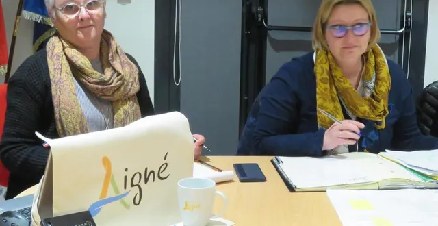 photo  devant patricia létendard, secrétaire de mairie et karine mullet, maire d’aigné, les objets publicitaires réalisés au nom de la commune d’aigné qui seront prochainement proposés à la vente en mairie.  &copy;  le maine libre 