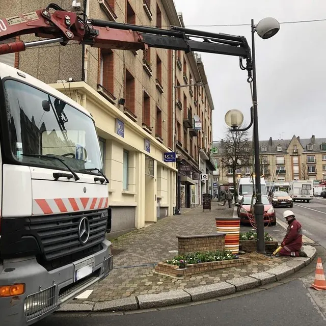 photo des agents de citéos retirent les mâts des lampadaires à boule ce vendredi  4 mars, rue du 6-juin à flers, dans l'orne.  ©  archives ouest-france