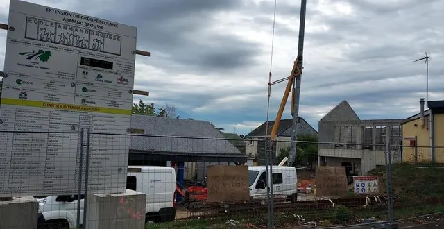 photo  l’extension de l’école armand-brousse a débuté en février 2022. la livraison du chantier est prévue en partie pour ce printemps 2023. l’investissement est encore inscrit à la liste des dépenses de cette année.  &copy;  ouest-france 
