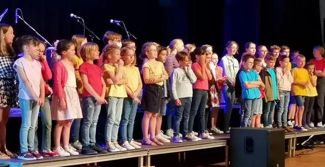 photo  les élèves de l’école de musique communautaire sur scène lors d’une représentation.  &copy;  archives 