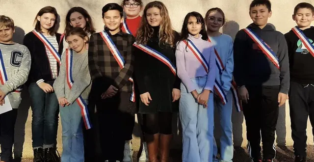 photo  les enfants du nouveau cmj prennent la pose : sept filles et quatre garçons le composent.  &copy;  le maine libre 