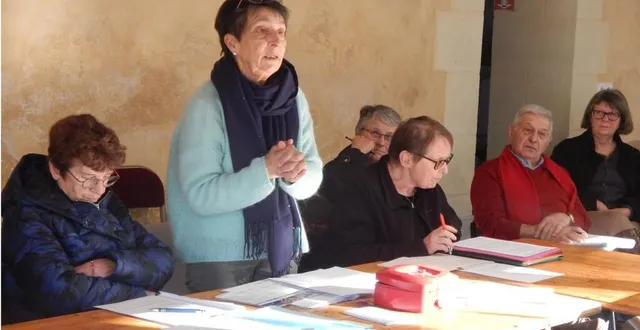 photo  la présidente françoise olivier (debout) a ouvert l’assemblée générale des amis du moulin de robert.  &copy;  le maine libre 