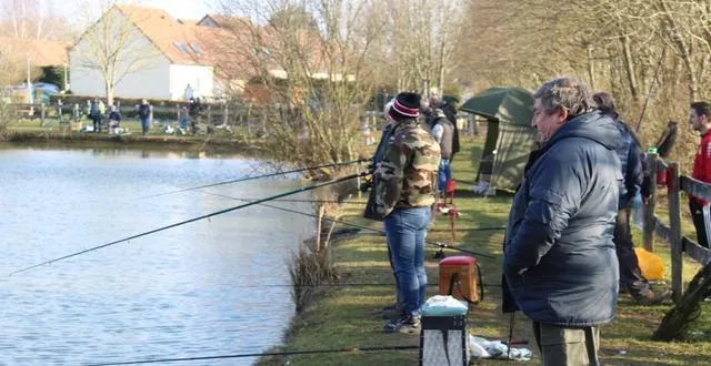 photo  beaucoup de pêcheurs lors du second lâcher de truites.  &copy;  le maine libre 