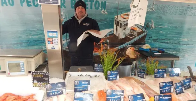 photo  jérôme jodeau de la poissonnerie de pontlieue propose poissons, crustacés, terrines.  &copy;  le maine libre 