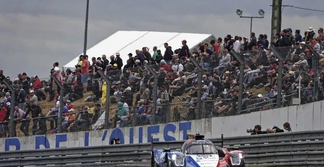 photo  des dizaines de milliers de spectateurs viennent chaque année au mans pour les 24 heures. et vous, avez-vous déjà suivi cette course sur le circuit ? quels sont vos meilleurs souvenirs ? ouest-france lance un concours d’écriture.  &copy;  archives ouest-france 